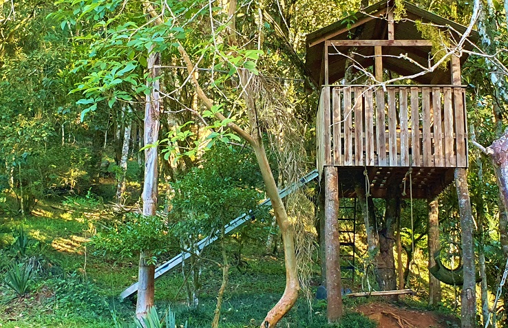 Casa na árvore com escorregador na área de lazer da propriedade