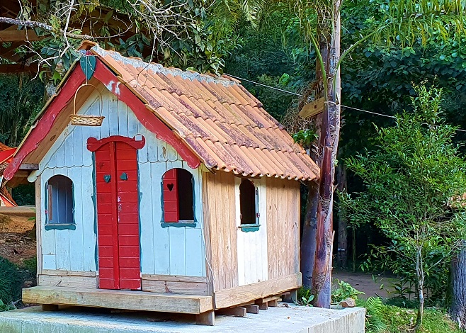 Casinha de boneca colorida no parquinho infantil da propriedade