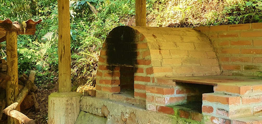 Forno a lenha de alvenaria na área de churrasqueiras