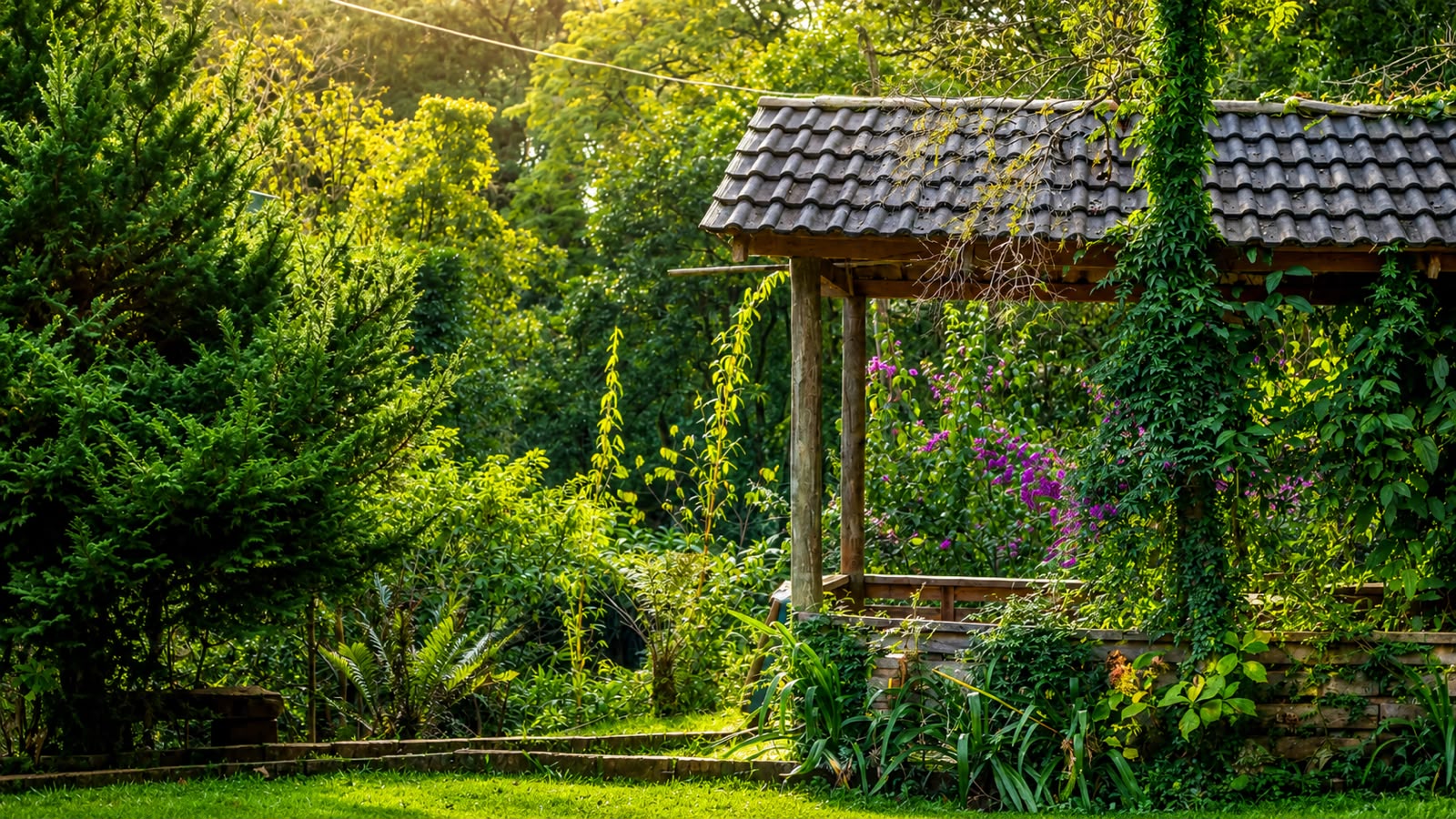 Gazebo de madeira coberto por trepadeiras floridas na Leo's Eventos e Chalés, Bateias, Campo Largo-PR