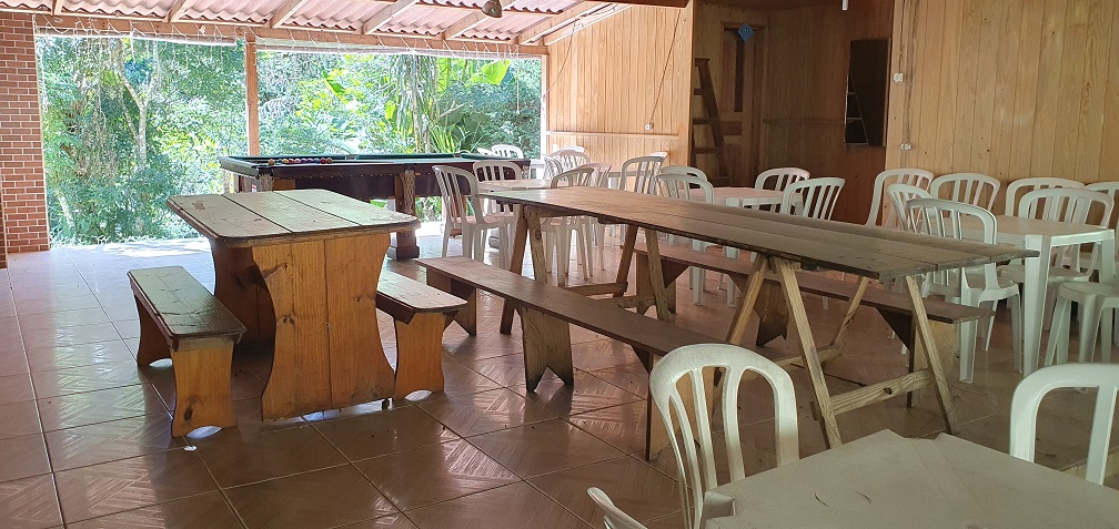 Mesa de sinuca no salão coberto da propriedade