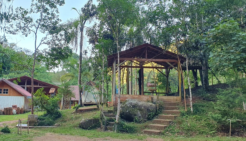 Gazebo de madeira coberto na área de lazer da propriedade